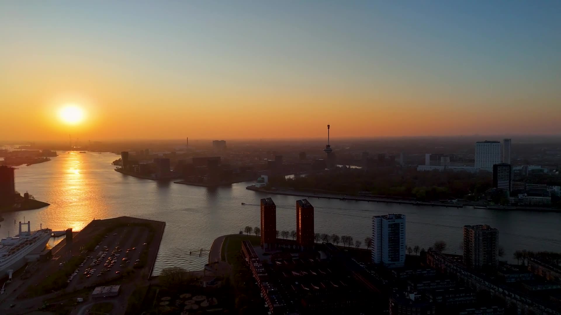Skyline van Rotterdam bij zonsondergang — CFO4ALL, platform voor kennis en kansen